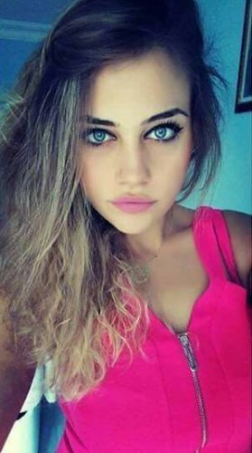 Cazibeli kendi yeri olan bayan Ceylan
