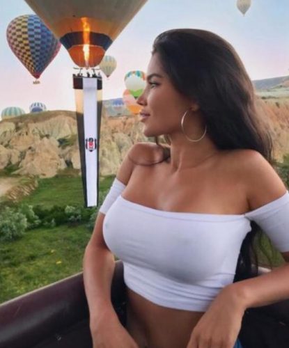 Güzel kendi yeri olan bayan Karmen