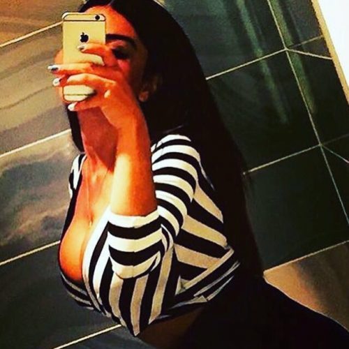 Neşeli kendi yeri olan kız Müesser