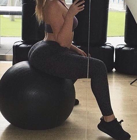 Seksapel genç Merve